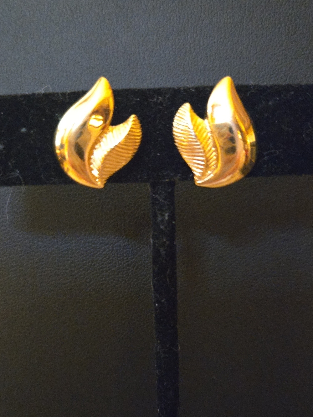 Crown Trifari Gold Leaf Design Women's Clip-on Earrings